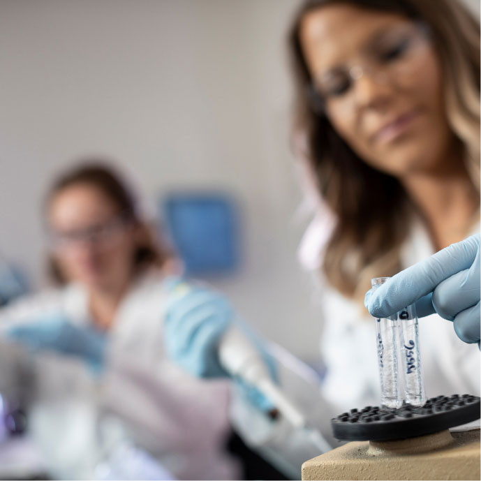Des scientifiques dans un laboratoire
