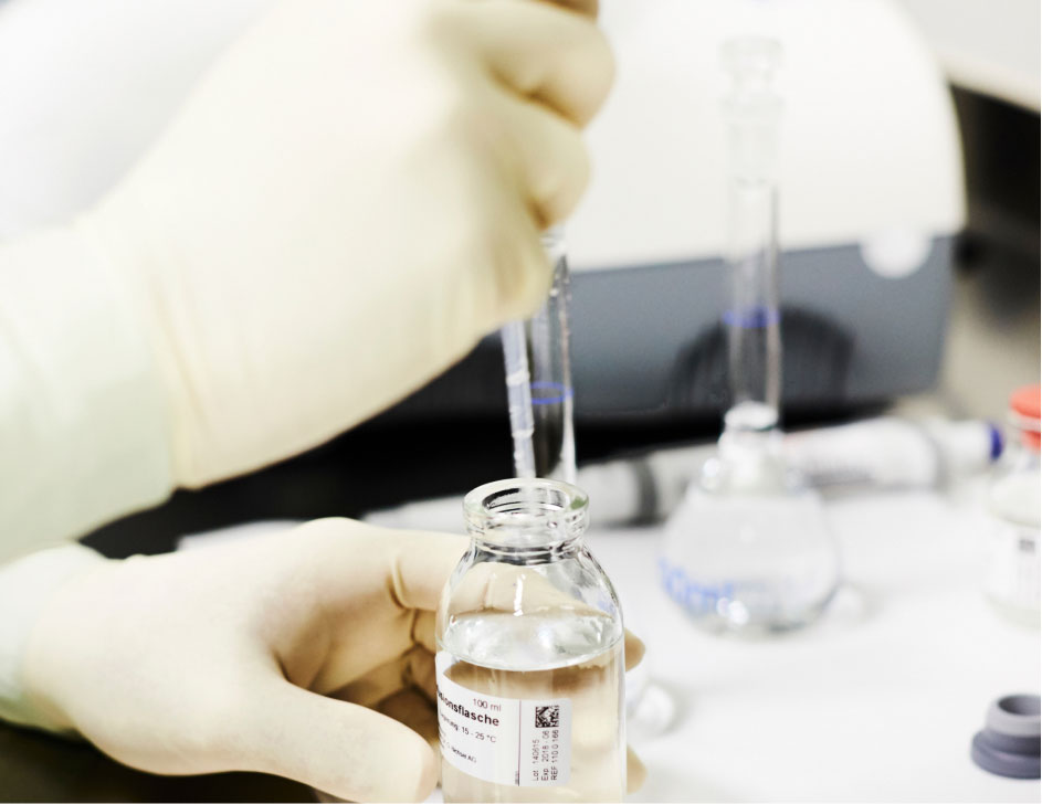 Gros plan d'une personne prenant des échantillons de laboratoire