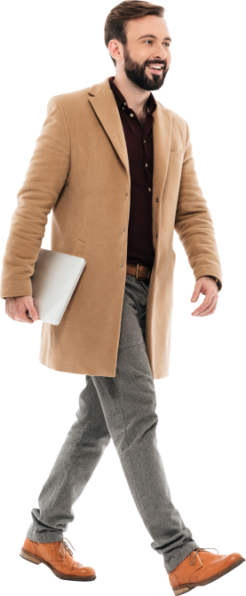 Profil d'un homme marchant avec un manteau marron et souriant