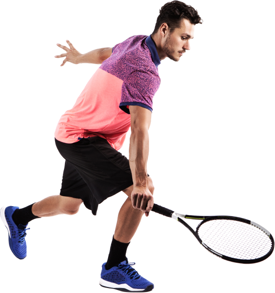 Un homme jouant au tennis