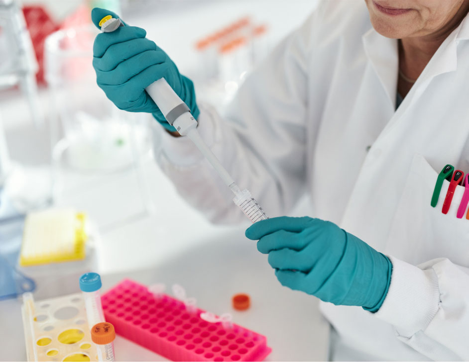 Une scientifique travaillant dans un laboratoire